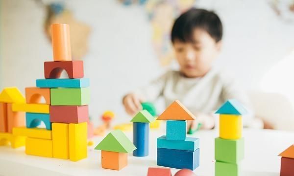 关注自闭症｜和大家一样正常长大 我的孩子为何突然不说话？